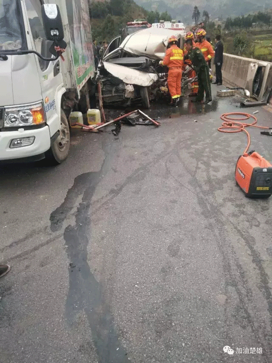 楚雄元双公路发生惨烈车祸 面包车被撞的面目全非